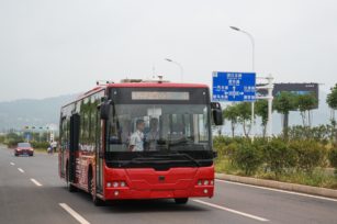 全球首款！中国中车发布12米长纯电动智能驾驶客车